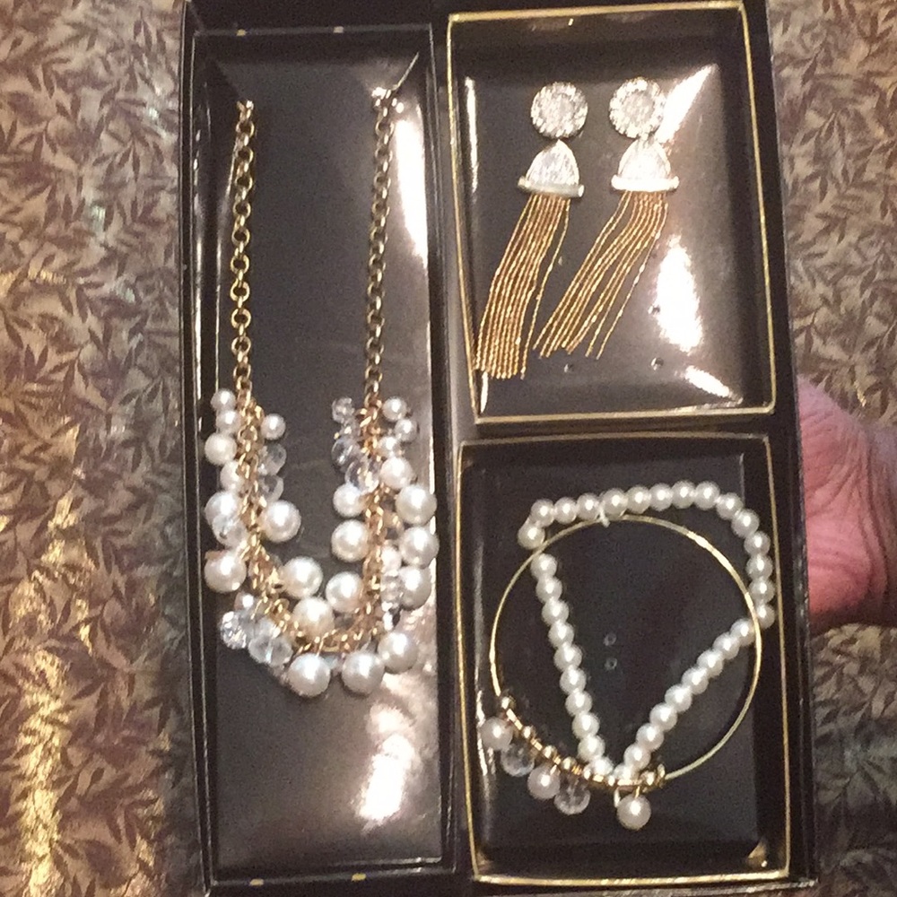 Free 5-piece NWT faux pearl jewelry set - Picture 1 of 8